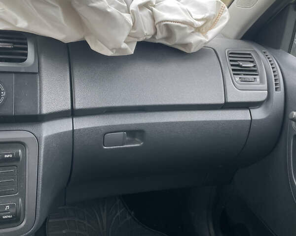 Серый Шкода Фабия, объемом двигателя 1.2 л и пробегом 300 тыс. км за 3000 $, фото 8 на Automoto.ua