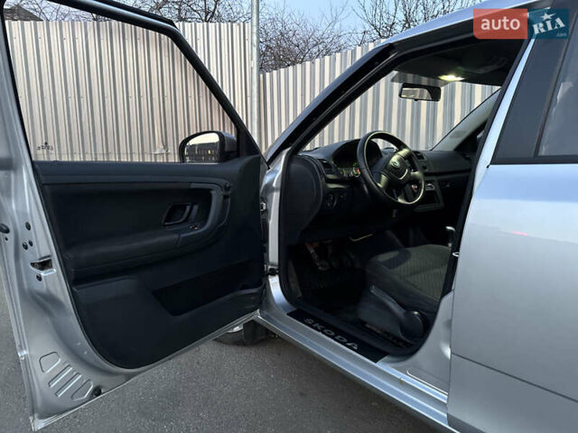 Серый Шкода Фабия, объемом двигателя 1.39 л и пробегом 251 тыс. км за 4199 $, фото 6 на Automoto.ua