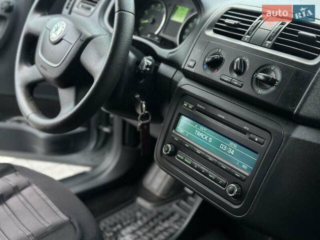 Серый Шкода Фабия, объемом двигателя 1.2 л и пробегом 248 тыс. км за 5700 $, фото 12 на Automoto.ua