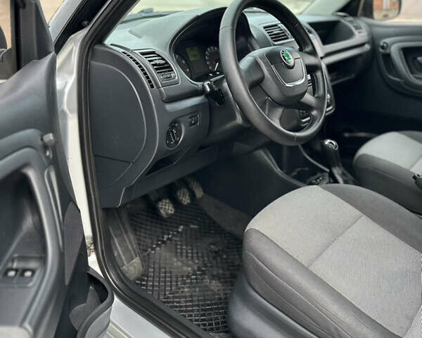 Серый Шкода Фабия, объемом двигателя 1.39 л и пробегом 205 тыс. км за 5800 $, фото 11 на Automoto.ua