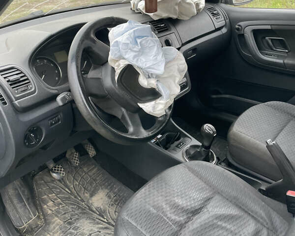 Серый Шкода Фабия, объемом двигателя 1.2 л и пробегом 300 тыс. км за 3000 $, фото 7 на Automoto.ua