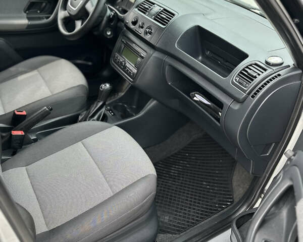 Серый Шкода Фабия, объемом двигателя 1.39 л и пробегом 205 тыс. км за 5800 $, фото 13 на Automoto.ua