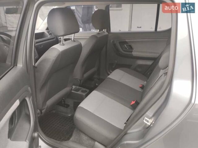Серый Шкода Фабия, объемом двигателя 1.2 л и пробегом 203 тыс. км за 5900 $, фото 4 на Automoto.ua
