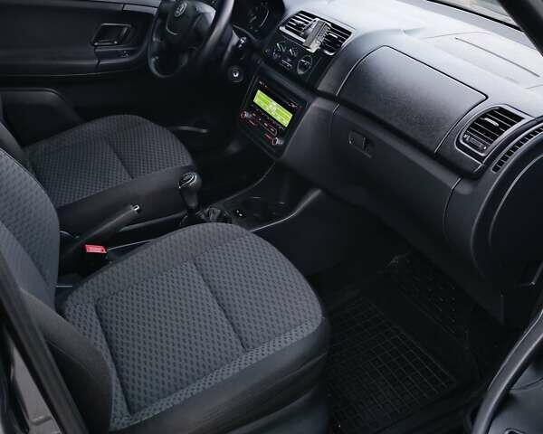 Сірий Шкода Фабія, об'ємом двигуна 1.39 л та пробігом 108 тис. км за 6800 $, фото 26 на Automoto.ua