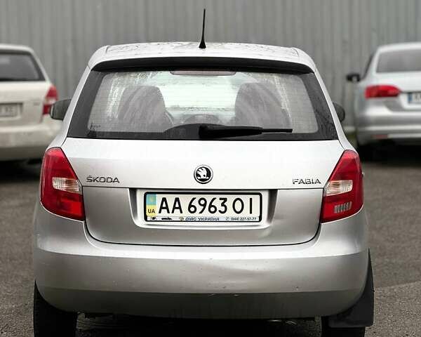 Серый Шкода Фабия, объемом двигателя 1.39 л и пробегом 220 тыс. км за 5100 $, фото 4 на Automoto.ua