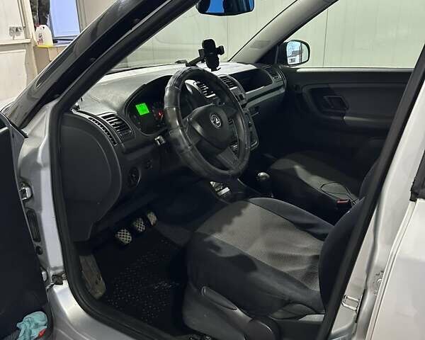 Сірий Шкода Фабія, об'ємом двигуна 1.39 л та пробігом 191 тис. км за 5500 $, фото 18 на Automoto.ua
