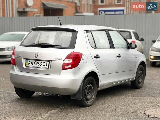 Серый Шкода Фабия, объемом двигателя 1.39 л и пробегом 220 тыс. км за 5100 $, фото 2 на Automoto.ua