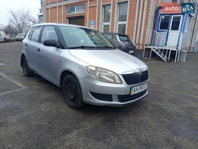 Серый Шкода Фабия, объемом двигателя 1.39 л и пробегом 220 тыс. км за 5100 $, фото 3 на Automoto.ua