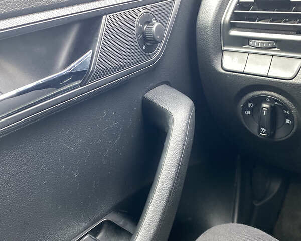 Сірий Шкода Фабія, об'ємом двигуна 1 л та пробігом 217 тис. км за 8000 $, фото 16 на Automoto.ua