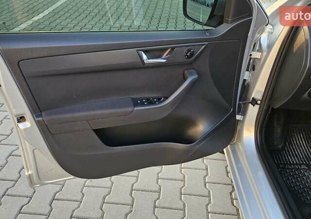 Сірий Шкода Фабія, об'ємом двигуна 1 л та пробігом 62 тис. км за 14000 $, фото 16 на Automoto.ua
