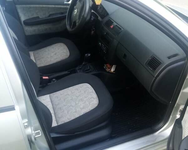 Серый Шкода Фабия, объемом двигателя 1.39 л и пробегом 226 тыс. км за 3550 $, фото 6 на Automoto.ua