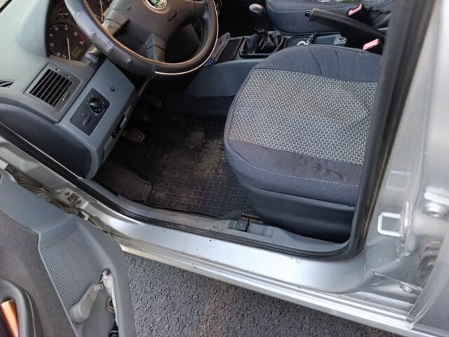 Серый Шкода Фабия, объемом двигателя 1.4 л и пробегом 288 тыс. км за 1888 $, фото 15 на Automoto.ua