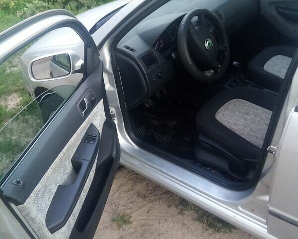 Серый Шкода Фабия, объемом двигателя 1.39 л и пробегом 226 тыс. км за 3550 $, фото 4 на Automoto.ua