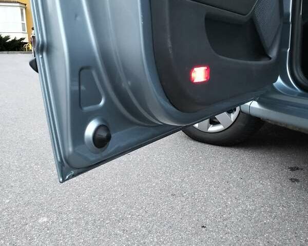 Серый Шкода Фабия, объемом двигателя 1.39 л и пробегом 215 тыс. км за 3700 $, фото 5 на Automoto.ua