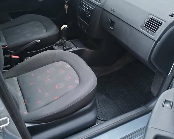 Серый Шкода Фабия, объемом двигателя 1.39 л и пробегом 215 тыс. км за 3700 $, фото 10 на Automoto.ua