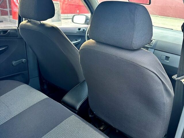 Серый Шкода Фабия, объемом двигателя 1.4 л и пробегом 319 тыс. км за 3400 $, фото 6 на Automoto.ua