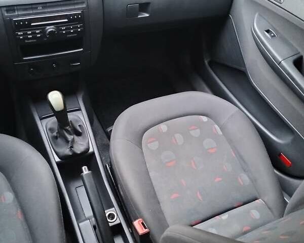 Серый Шкода Фабия, объемом двигателя 1.39 л и пробегом 215 тыс. км за 3700 $, фото 11 на Automoto.ua