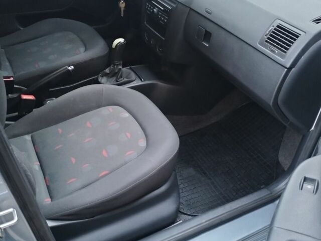 Серый Шкода Фабия, объемом двигателя 1.4 л и пробегом 215 тыс. км за 3600 $, фото 9 на Automoto.ua