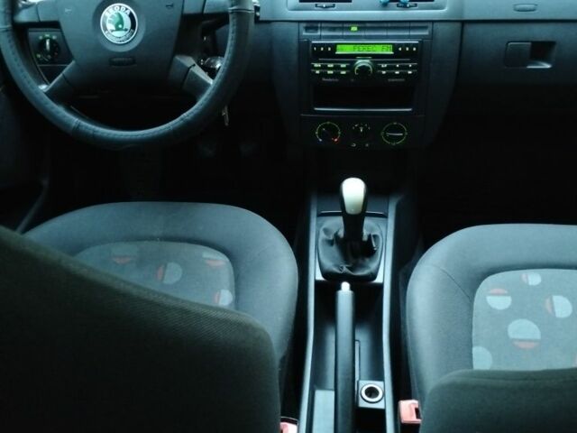 Серый Шкода Фабия, объемом двигателя 1.4 л и пробегом 215 тыс. км за 3600 $, фото 5 на Automoto.ua