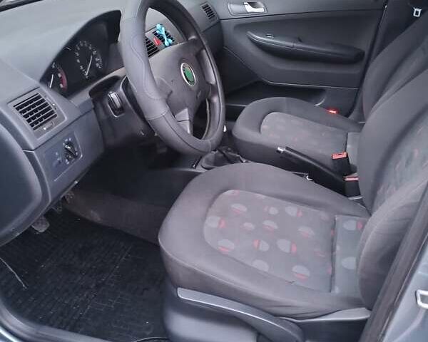 Серый Шкода Фабия, объемом двигателя 1.39 л и пробегом 215 тыс. км за 3700 $, фото 12 на Automoto.ua