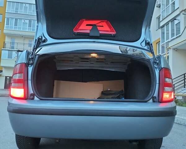 Серый Шкода Фабия, объемом двигателя 1.39 л и пробегом 215 тыс. км за 3700 $, фото 2 на Automoto.ua