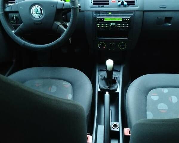 Серый Шкода Фабия, объемом двигателя 1.39 л и пробегом 215 тыс. км за 3700 $, фото 3 на Automoto.ua