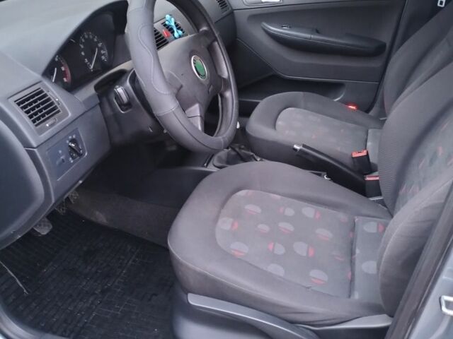 Серый Шкода Фабия, объемом двигателя 1.4 л и пробегом 215 тыс. км за 3600 $, фото 11 на Automoto.ua