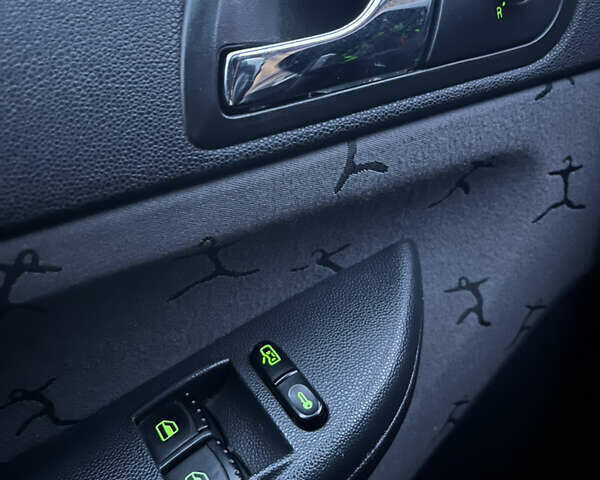 Серый Шкода Фабия, объемом двигателя 1.39 л и пробегом 187 тыс. км за 3500 $, фото 9 на Automoto.ua