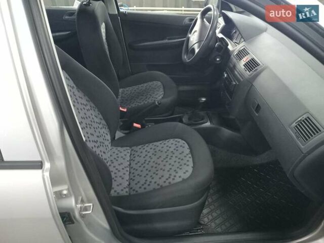 Сірий Шкода Фабія, об'ємом двигуна 1.2 л та пробігом 107 тис. км за 3900 $, фото 3 на Automoto.ua