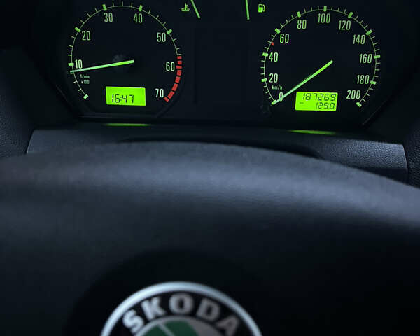 Серый Шкода Фабия, объемом двигателя 1.39 л и пробегом 187 тыс. км за 3500 $, фото 4 на Automoto.ua