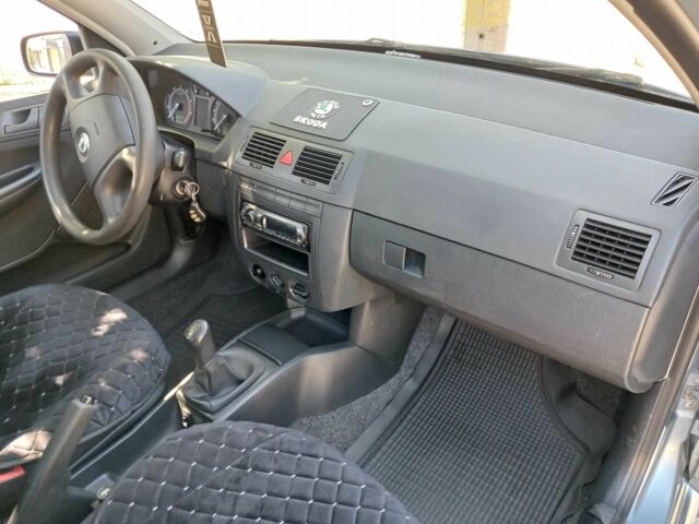 Серый Шкода Фабия, объемом двигателя 1.2 л и пробегом 246 тыс. км за 3100 $, фото 2 на Automoto.ua