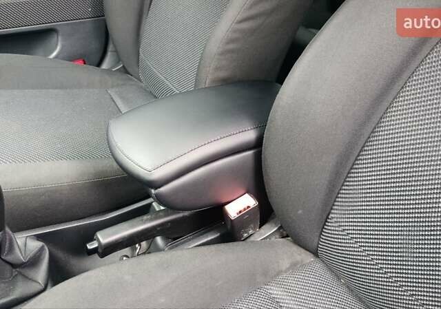 Серый Шкода Фабия, объемом двигателя 1.4 л и пробегом 239 тыс. км за 3900 $, фото 7 на Automoto.ua