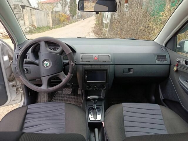 Серый Шкода Фабия, объемом двигателя 1.4 л и пробегом 184 тыс. км за 5000 $, фото 4 на Automoto.ua