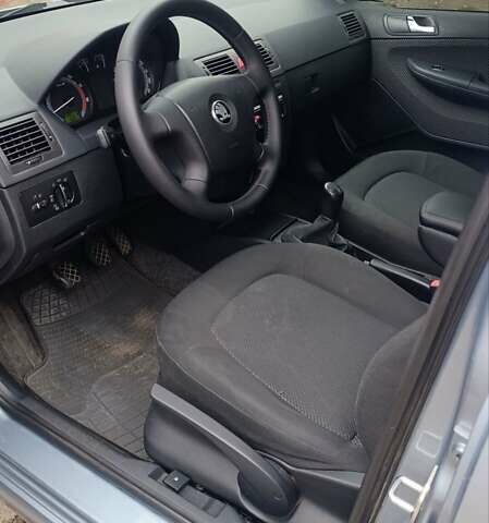 Серый Шкода Фабия, объемом двигателя 1.4 л и пробегом 239 тыс. км за 3900 $, фото 2 на Automoto.ua