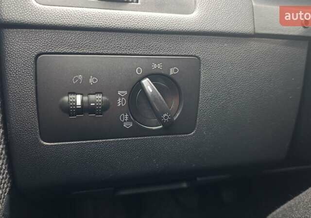 Серый Шкода Фабия, объемом двигателя 1.4 л и пробегом 239 тыс. км за 3900 $, фото 28 на Automoto.ua