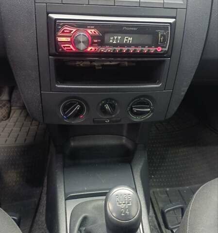 Серый Шкода Фабия, объемом двигателя 1.4 л и пробегом 239 тыс. км за 3900 $, фото 4 на Automoto.ua