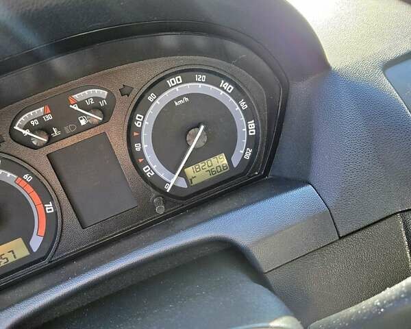 Сірий Шкода Фабія, об'ємом двигуна 1.2 л та пробігом 182 тис. км за 4000 $, фото 4 на Automoto.ua