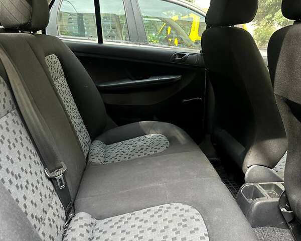 Серый Шкода Фабия, объемом двигателя 1.2 л и пробегом 232 тыс. км за 3500 $, фото 8 на Automoto.ua