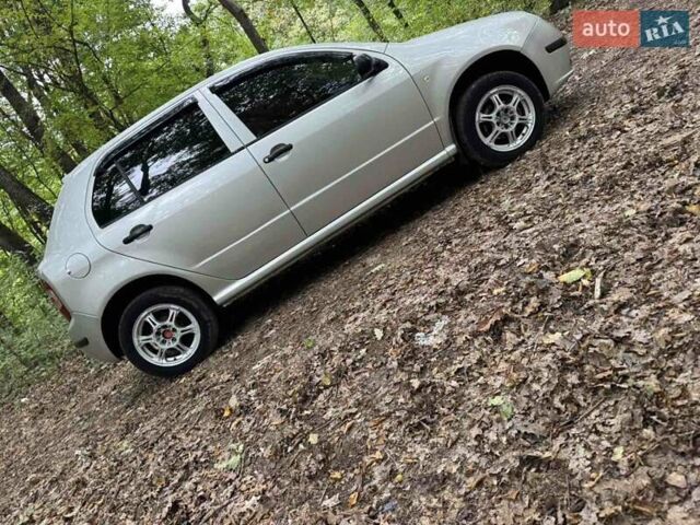 Сірий Шкода Фабія, об'ємом двигуна 1.2 л та пробігом 170 тис. км за 3800 $, фото 22 на Automoto.ua