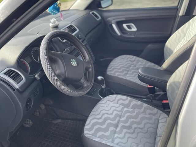 Серый Шкода Фабия, объемом двигателя 1.4 л и пробегом 260 тыс. км за 4500 $, фото 4 на Automoto.ua