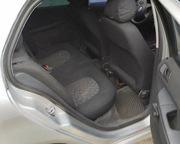 Серый Шкода Фабия, объемом двигателя 1.2 л и пробегом 221 тыс. км за 3300 $, фото 7 на Automoto.ua