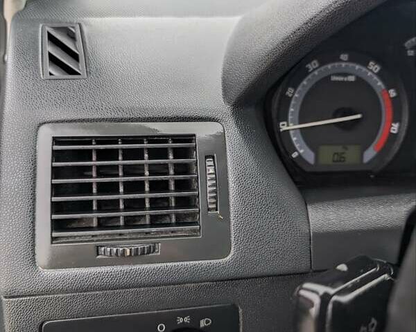 Сірий Шкода Фабія, об'ємом двигуна 1.2 л та пробігом 170 тис. км за 3800 $, фото 72 на Automoto.ua