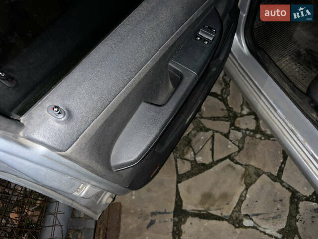 Серый Шкода Фабия, объемом двигателя 1.39 л и пробегом 165 тыс. км за 2800 $, фото 2 на Automoto.ua