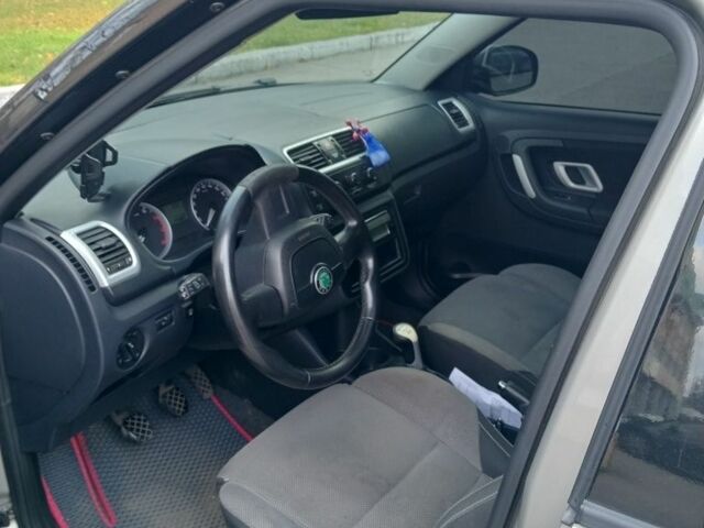 Сірий Шкода Фабія, об'ємом двигуна 1.6 л та пробігом 200 тис. км за 5000 $, фото 4 на Automoto.ua