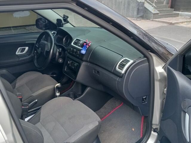 Сірий Шкода Фабія, об'ємом двигуна 1.6 л та пробігом 200 тис. км за 5000 $, фото 5 на Automoto.ua