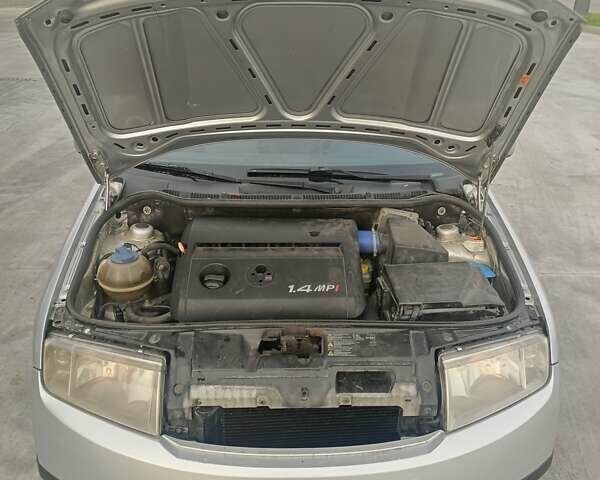 Серый Шкода Фабия, объемом двигателя 1.39 л и пробегом 226 тыс. км за 3350 $, фото 2 на Automoto.ua