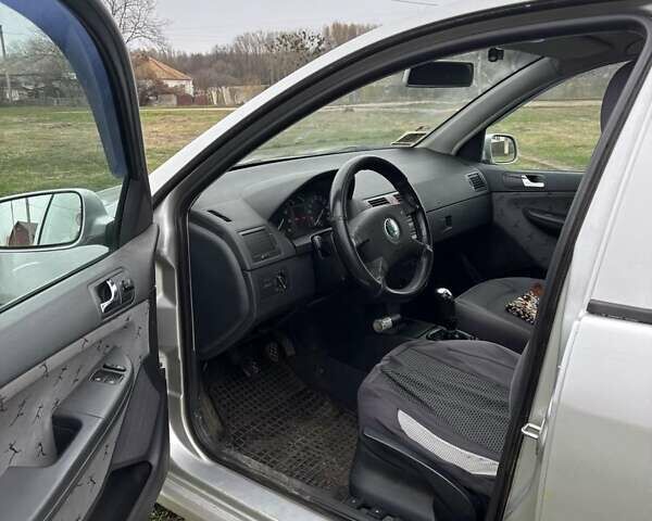 Серый Шкода Фабия, объемом двигателя 1.39 л и пробегом 257 тыс. км за 3750 $, фото 4 на Automoto.ua