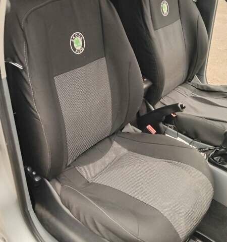 Серый Шкода Фабия, объемом двигателя 1.4 л и пробегом 368 тыс. км за 4000 $, фото 4 на Automoto.ua