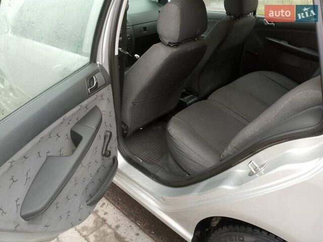 Сірий Шкода Фабія, об'ємом двигуна 1.39 л та пробігом 195 тис. км за 3400 $, фото 9 на Automoto.ua