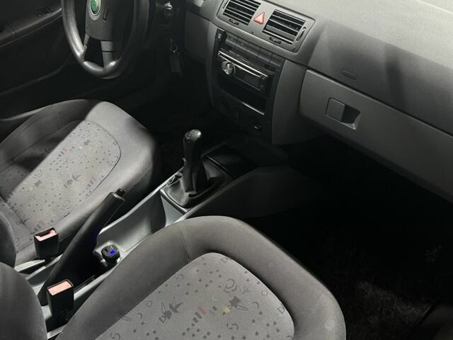 Серый Шкода Фабия, объемом двигателя 0 л и пробегом 210 тыс. км за 2600 $, фото 2 на Automoto.ua